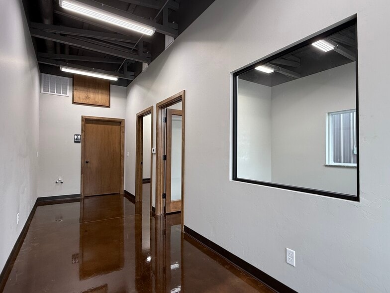 More Photos Of 8136 Silver Crossing, Oklahoma City Warehouse For Lease