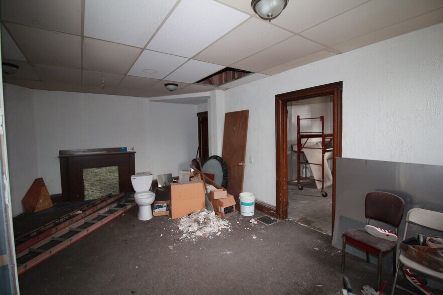 More Photos Of 900 Island Ave, McKees Rocks General Retail For Sale