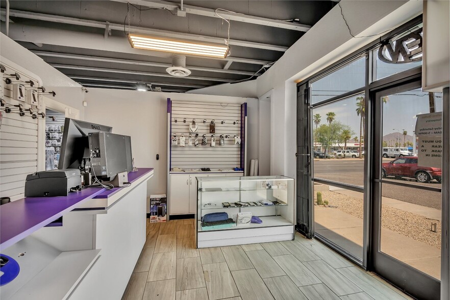 More Photos Of 3051 E Thomas Rd, Phoenix Freestanding For Lease