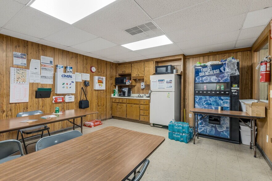 More Photos Of 110 Lee Joyal Rd, Duncan Service For Lease