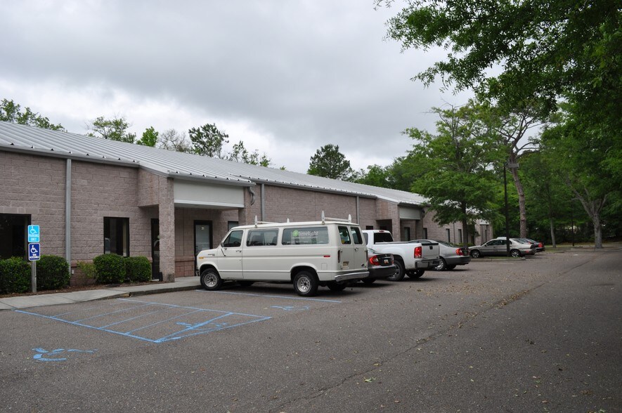 More Photos Of 612 Johnnie Dodds Blvd, Mount Pleasant Showroom For Lease