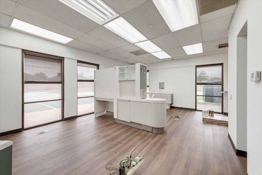 More Photos Of 2701 Osler Dr, Grand Prairie Medical For Sale
