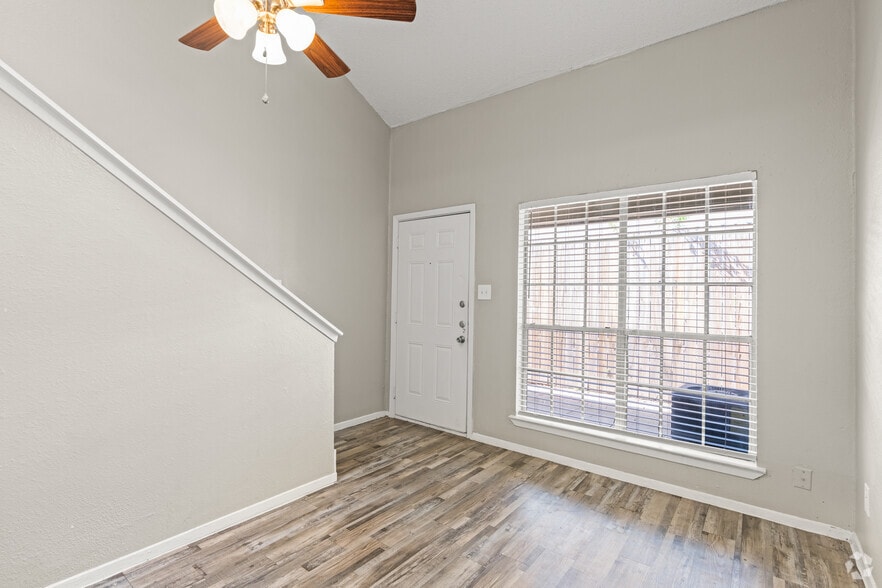 More Photos Of 711 Grand Ct, Arlington Apartments For Sale