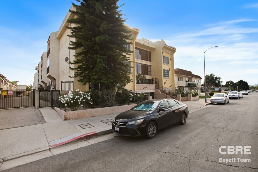 More Photos Of 18550 Vincennes St, Northridge Apartments For Sale