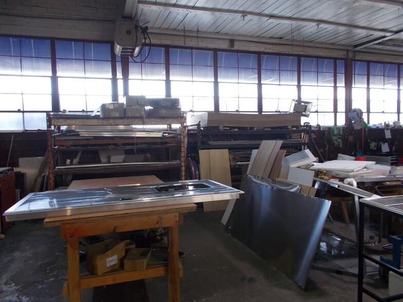 More Photos Of 225 W Hill St, Thomson Industrial For Sale