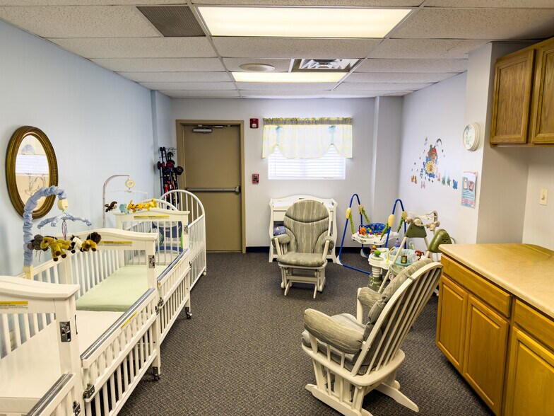 More Photos Of 634 Main St, Forest Park Flex For Sale