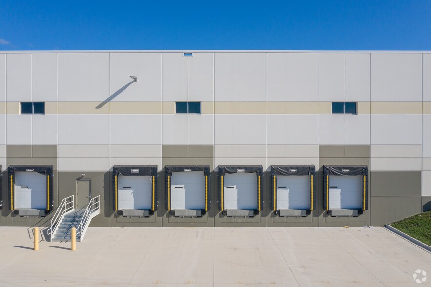 More Photos Of 660-720 Northgate Pky, Wheeling Warehouse For Lease