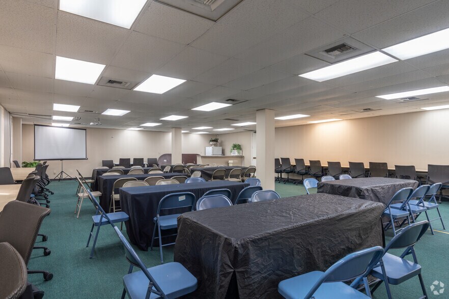 More Photos Of 4615 N I-45, Houston Unknown For Lease