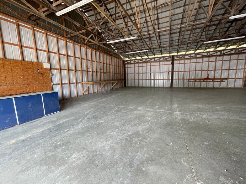 More Photos Of 702 Chastain Blvd W, Glencoe Warehouse For Lease