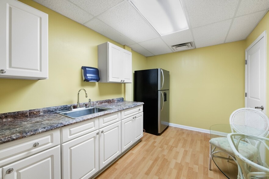 More Photos Of 255 Commercial Blvd, Lauderdale By The Sea Storefront Retail Office For Lease
