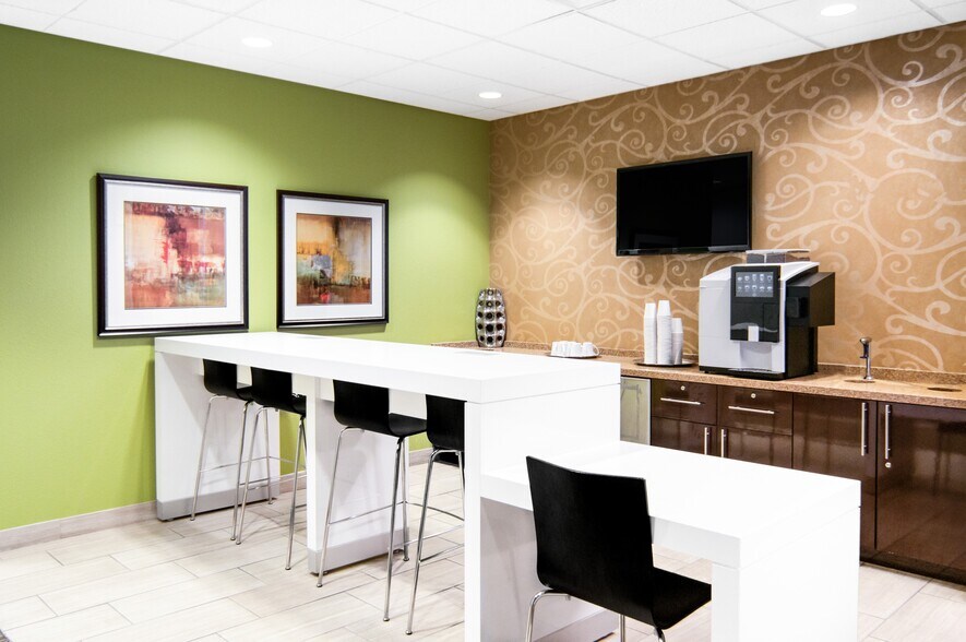 More Photos Of 7047 E Greenway Pky, Scottsdale Coworking Space