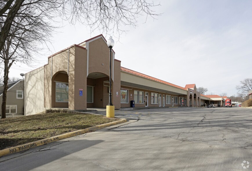 Primary Photo Of 11921-12043 Johnson Dr, Shawnee Unknown For Lease