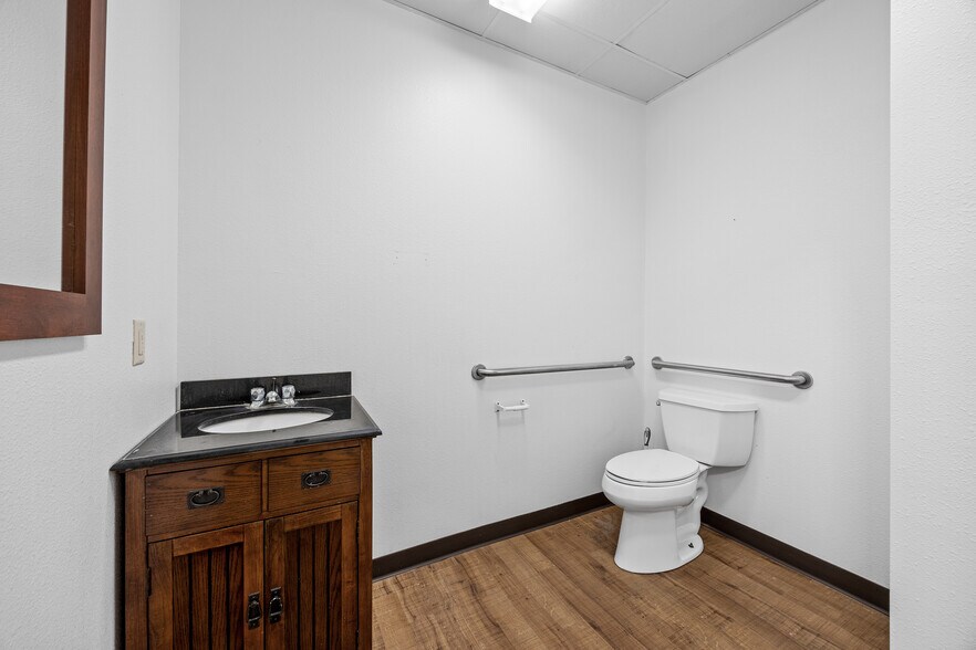 More Photos Of 121 W 5th St, Tipton Showroom For Sale