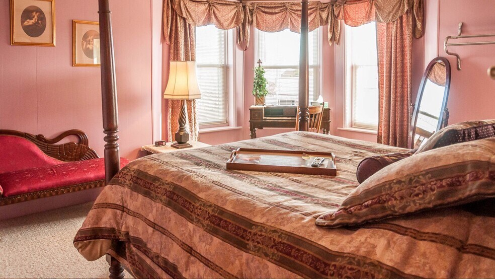 More Photos Of 201 Steele St, Algoma Hotel For Sale