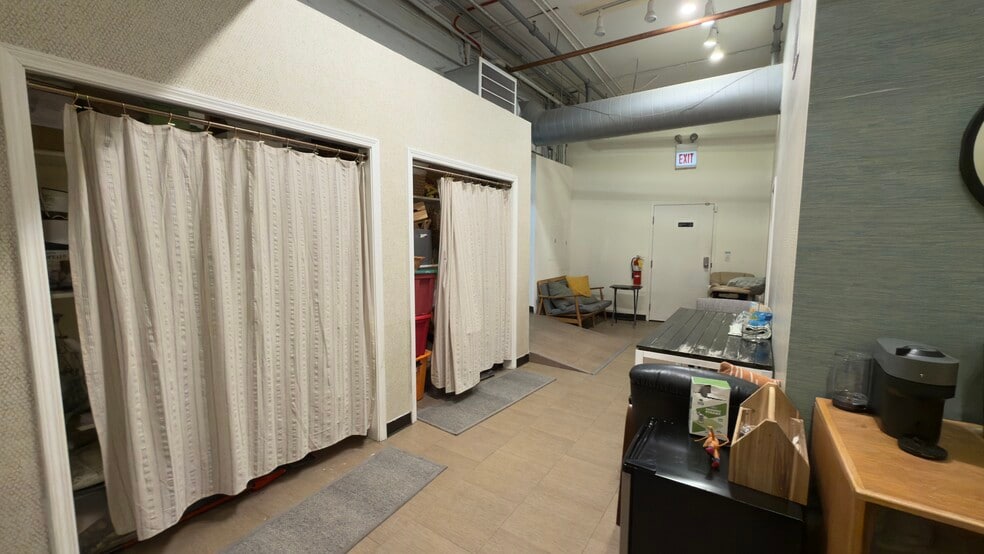 More Photos Of 2214 N Elston Ave, Chicago General Retail For Lease