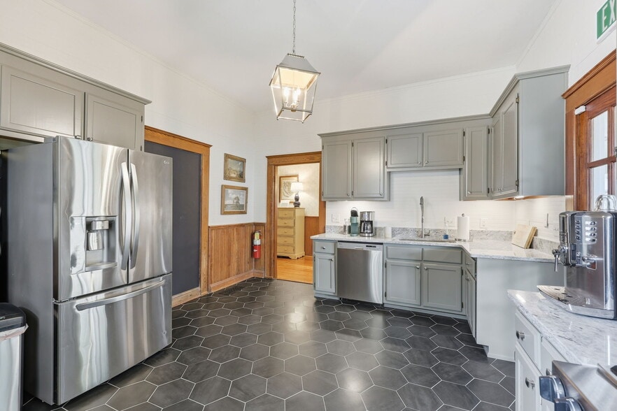 More Photos Of 610 Candler St, Gainesville Medical For Sale