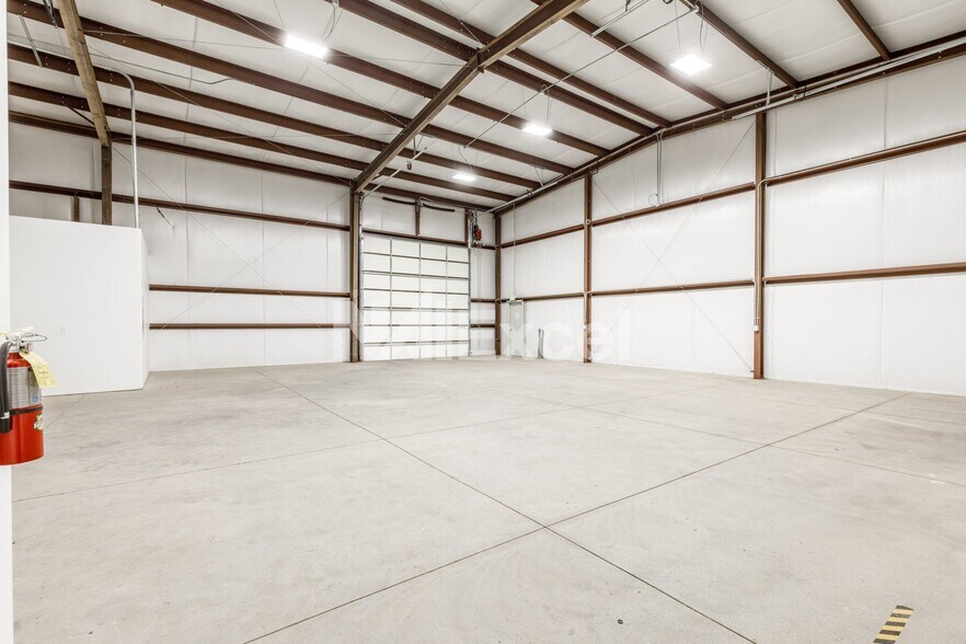 More Photos Of 373 Commerce Dr, Hurricane Warehouse For Lease
