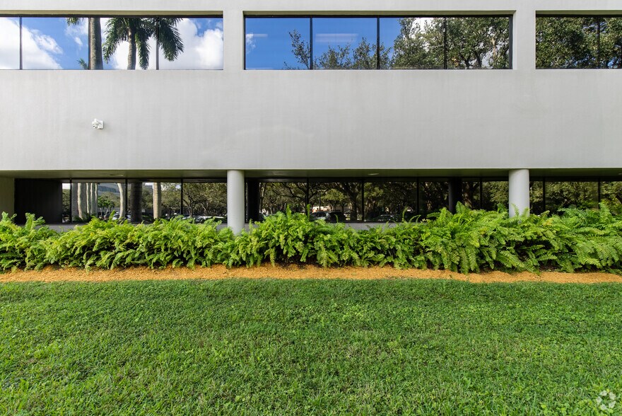 More Photos Of 8100 Oak Ln, Miami Lakes Office For Lease