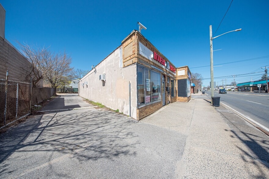 More Photos Of 711-715 N Wellwood Ave, Lindenhurst General Retail For Sale