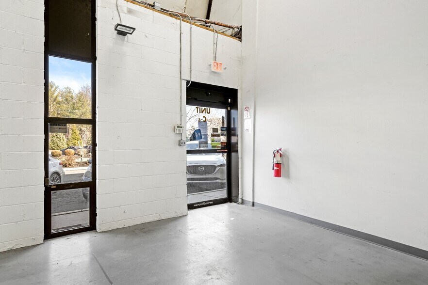 More Photos Of 3 Nami Ln, Hamilton Light Distribution For Lease