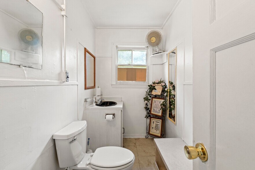 More Photos Of 2710 Manor Rd, Austin Office For Sale