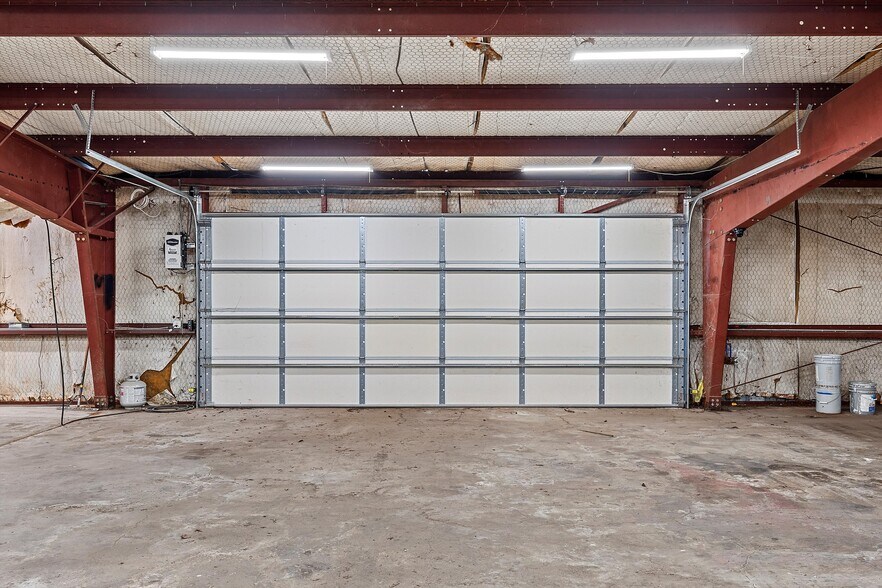 More Photos Of 200 N Lacy Dr, Waco Warehouse For Lease