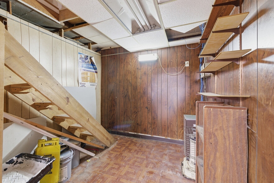 More Photos Of 233 Lexington Ave, Mansfield Convenience Store For Sale