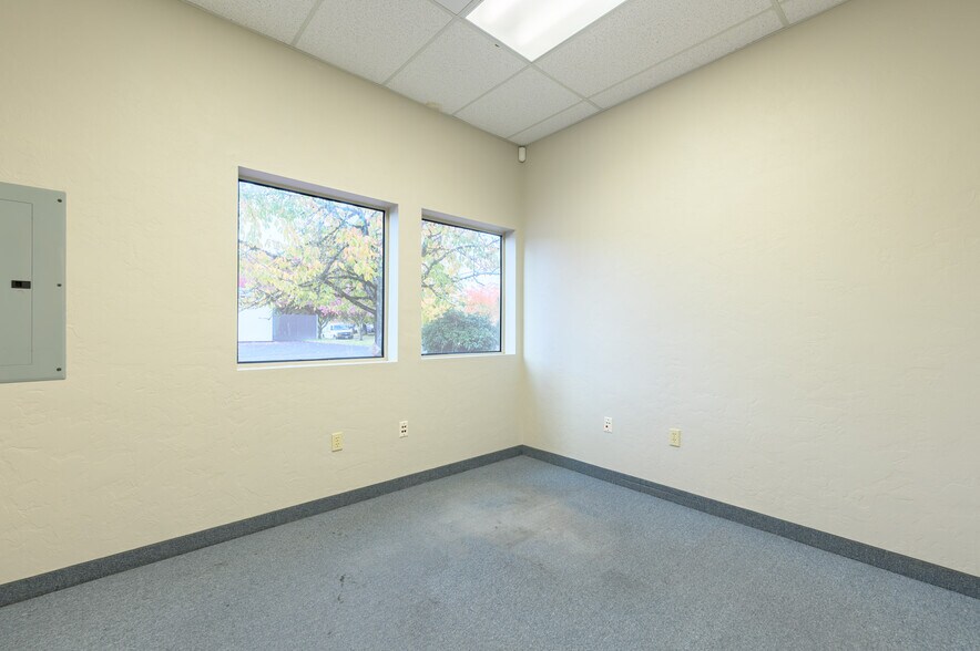 More Photos Of 3200 NE Rivergate St, Mcminnville Service For Sale