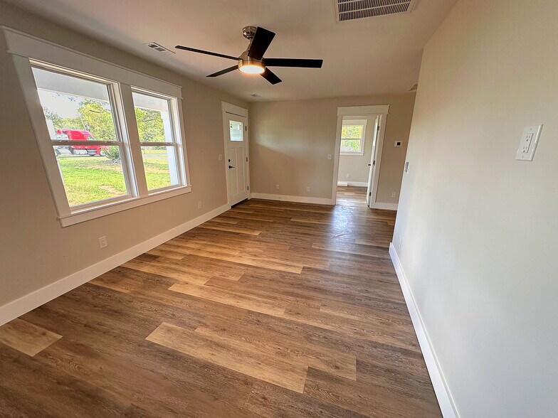 More Photos Of 5735 Fallston Rd, Lawndale Flex For Sale