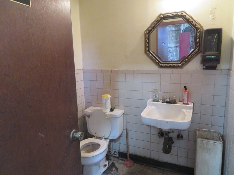 More Photos Of 1902 N Treadaway Blvd, Abilene Showroom For Sale