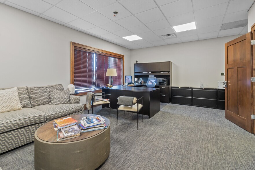 More Photos Of 2492 Crest Dr, Lake Geneva Office For Sale