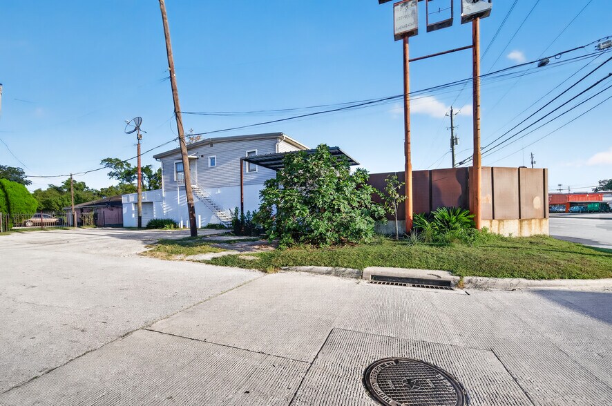 More Photos Of 702 Marcella St, Houston General Retail For Sale