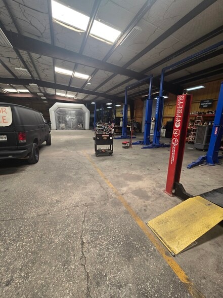 More Photos Of 13402 Western Oak Dr, Helotes Warehouse For Lease