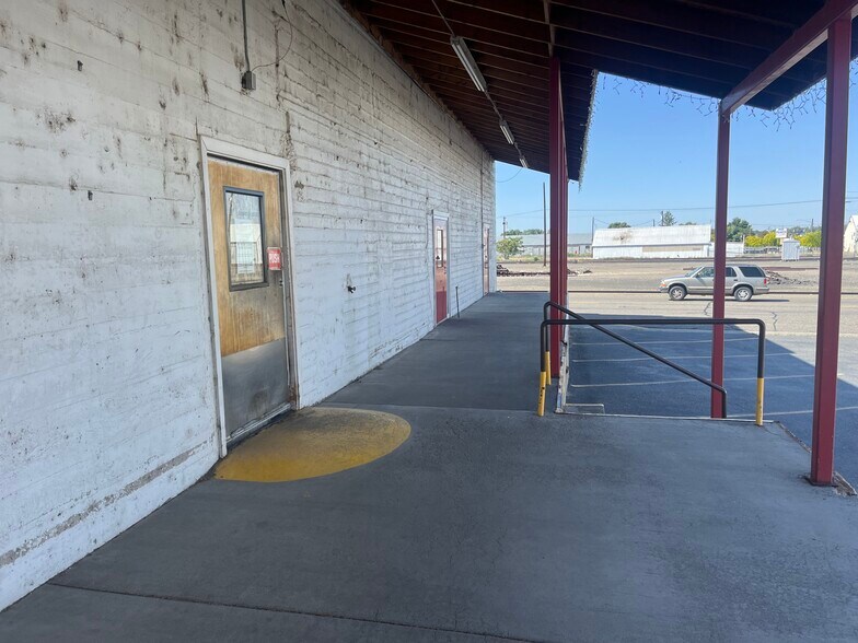 More Photos Of 215 W Canal Dr, Kennewick Freestanding For Sale