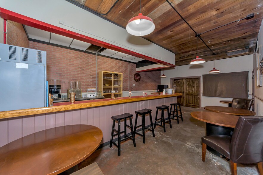 More Photos Of 2001 S Austin Ave, Denison Light Distribution For Lease