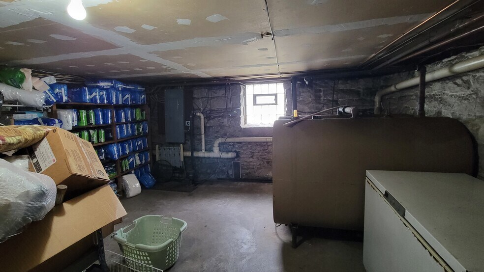 More Photos Of 522 Main St, Rockwood Specialty For Sale