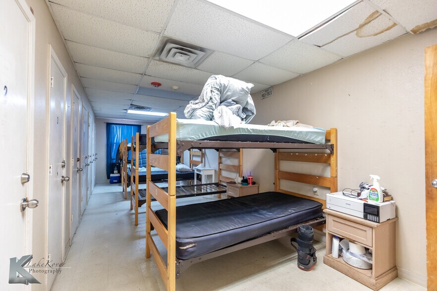 More Photos Of 1109 Oak St, Abilene Shelter For Sale