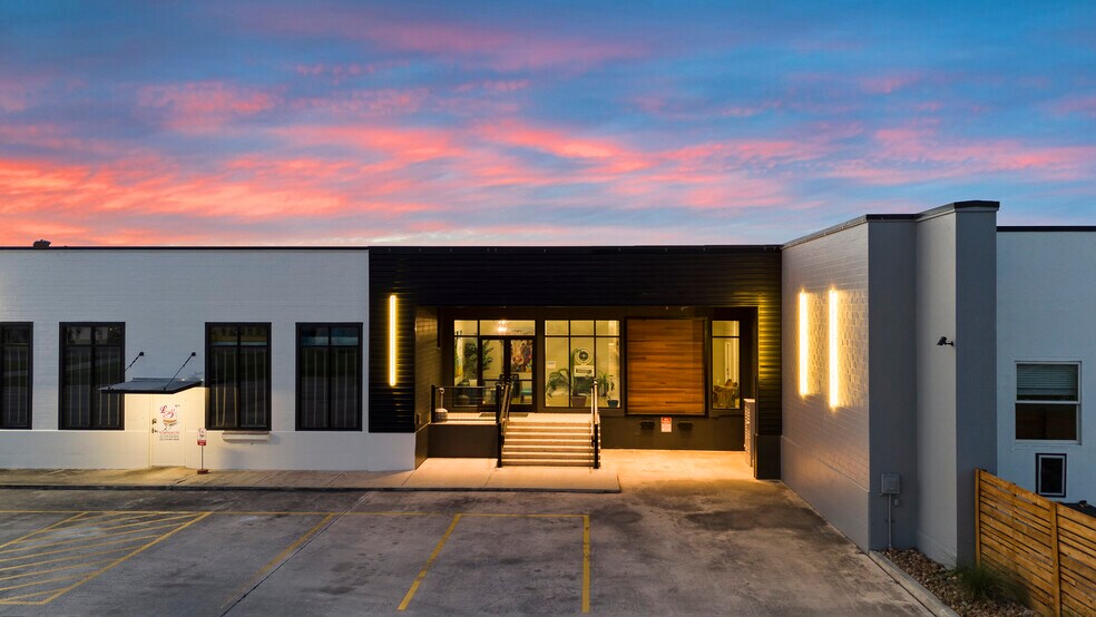 Primary Photo Of 3363 E Commerce St, San Antonio Unknown For Lease