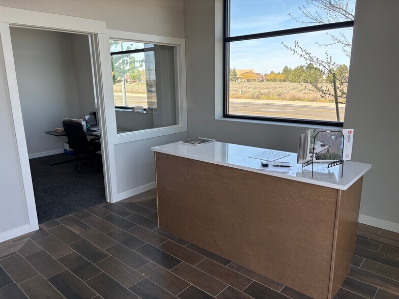 More Photos Of 6509 W. Rio Grande, Kennewick Showroom For Lease