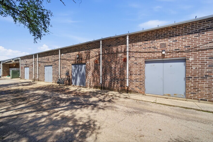 More Photos Of 944 E Roosevelt Rd, West Chicago Storefront For Lease