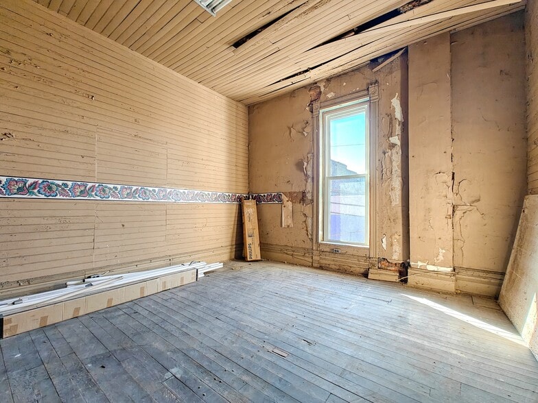More Photos Of 17 Broadway St, McKenzie Storefront For Sale
