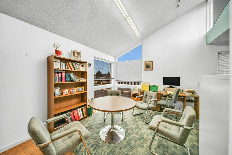 More Photos Of 10801 Connecticut Ave, Kensington Office For Sale