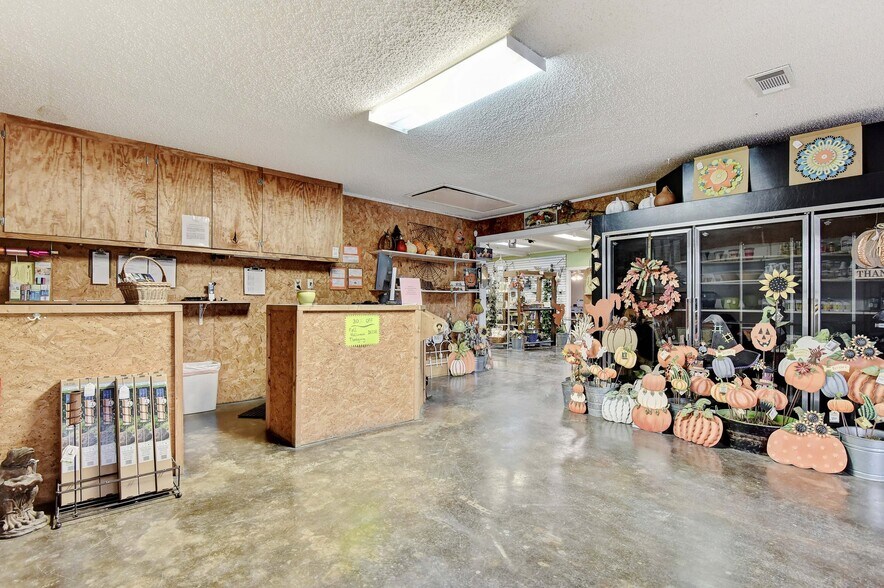 More Photos Of Lease 870 N Preston Road, Celina Garden Center For Lease