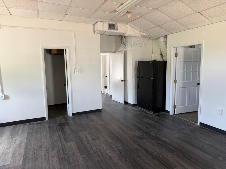 More Photos Of 62 NE Barnes St, Marietta Office For Lease