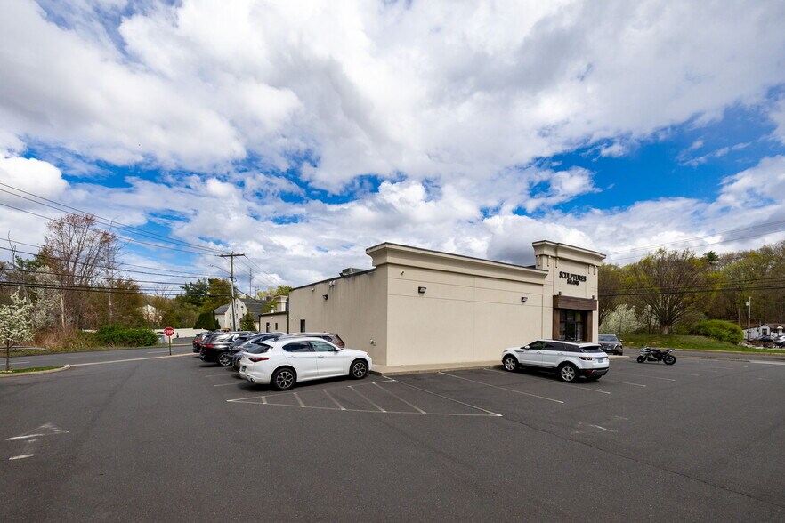 More Photos Of 474 N Main St, Southington Storefront For Lease