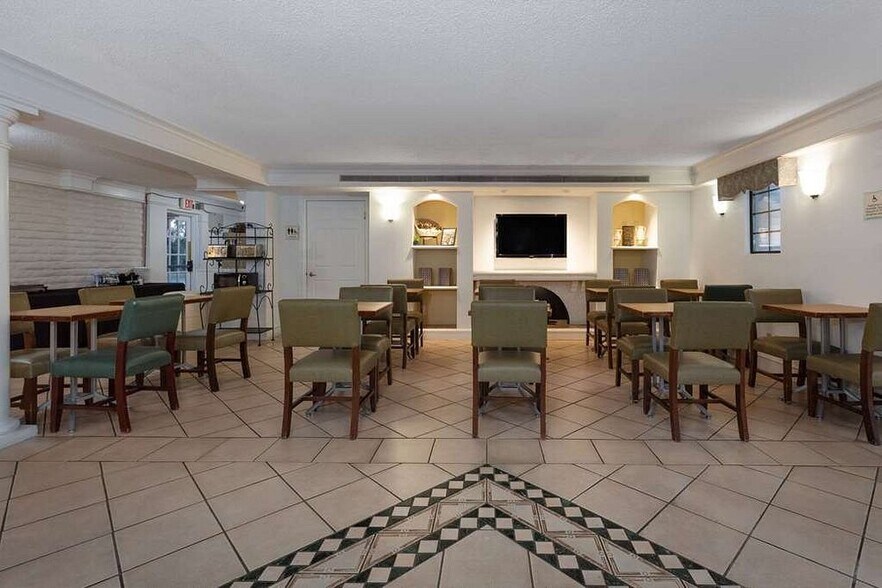 More Photos Of 7750 Davis Hwy, Pensacola Hotel For Sale