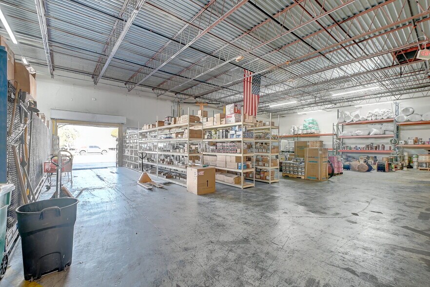 More Photos Of 3040 Fowler St, Fort Myers Warehouse For Lease