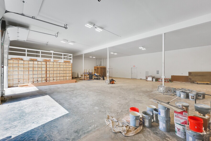 More Photos Of 21 N Skipworth Rd, Spokane Valley Showroom For Lease