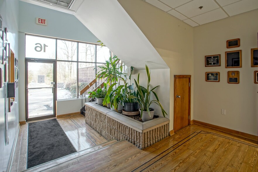 More Photos Of 16 Park Way, Upper Saddle River Warehouse For Lease