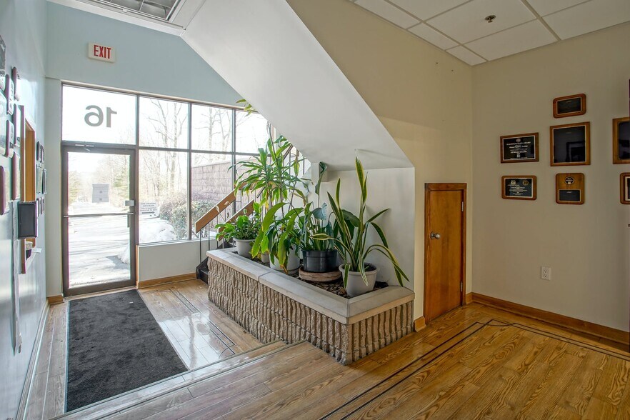 More Photos Of 16 Park Way, Upper Saddle River Service For Lease